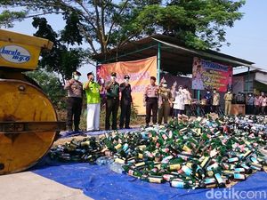 Perangi Pekat, 6.237 Botol Miras Dimusnahkan di Demak