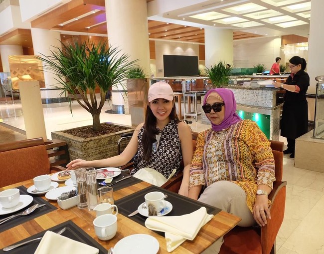Gaya Mewah Bela Shofie Kulineran hingga Gaya Ngopi Mantan CEO Starbucks
