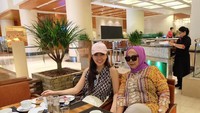 Bella juga menyempatkan kulineran bareng sang mama. Di sebuah restoran hotel, Bella menikmati menu makanannya. Duh mamanya eksis banget berkacamata hitam. Foto: instagram @bellashofie5292