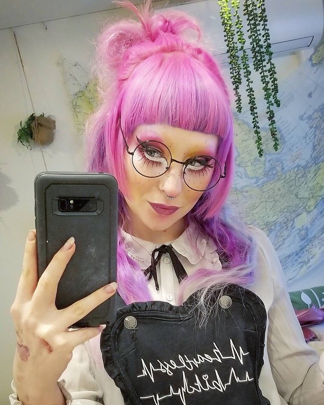 Toshi pun menganggap wajah dan tubuhnya sebagai kanvas untuk mengekspresikan diri. Aku ingin bilang bahwa aku adalah campuran Harajuku negeri dongeng aneh yang berasal dari goth dan sedang berlari pada cahaya neon, meninggalkan jejak glitter, karena aku melakukannya di kehidupan nyata, kata Toshi. Foto: Instagram Toshi Salvino