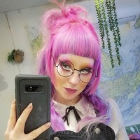 Toshi pun menganggap wajah dan tubuhnya sebagai kanvas untuk mengekspresikan diri. Aku ingin bilang bahwa aku adalah campuran Harajuku negeri dongeng aneh yang berasal dari goth dan sedang berlari pada cahaya neon, meninggalkan jejak glitter, karena aku melakukannya di kehidupan nyata, kata Toshi. Foto: Instagram Toshi Salvino