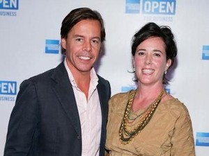 Kate Spade Bunuh Diri, Fans Tinggalkan Bunga di Toko Kate Spade New York