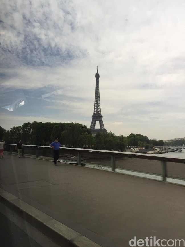 Menara Eiffel dilihat dari kejauhan saat Wolipop dan rombongan Bakti Budaya Djarum Foundation melewati jembatan Pont Royal di atas Sungai Seine, Senin (4/6/2018). Daya tariknya sudah terpancar bahkan sebelum kami tiba di dekatnya.  Foto: Daniel Ngantung/Wolipop