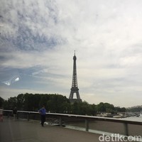 Menara Eiffel dilihat dari kejauhan saat Wolipop dan rombongan Bakti Budaya Djarum Foundation melewati jembatan Pont Royal di atas Sungai Seine, Senin (4/6/2018). Daya tariknya sudah terpancar bahkan sebelum kami tiba di dekatnya.  Foto: Daniel Ngantung/Wolipop