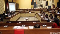 Komisi II DPR menggelar rapat dengan mitra kerjanya untuk membahas Rancangan Anggaran Pendapatan dan Belanja Negara (RAPBN) 2019.