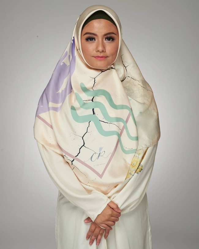 Tika Ramlan ex T2 juga memiliki brand busana syari. Ia merilis dari khimar set hingga hijab motif syari yang cocok dipakai saat merayakan Hari Raya. Foto: Instagram/Tikaramlan