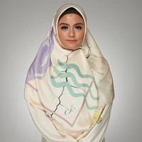 Tika Ramlan ex T2 juga memiliki brand busana syari. Ia merilis dari khimar set hingga hijab motif syari yang cocok dipakai saat merayakan Hari Raya. Foto: Instagram/Tikaramlan