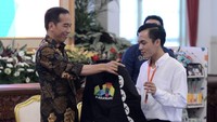 Jokowi dan Bona tampak tertawa bersama. Bahkan, Jokowi juga memberikan hadiah berupa jaket hitam Asian Games 2018 kepada Bona.