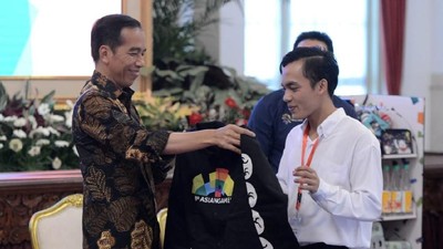 Momen Bona Pencolek Jokowi Dihadiahi Jaket Asian Games di Istana