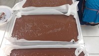 Setelah 3 hari digiling dan dicampur, coklat pun dituangkan dan siap dibentuk. Istimewa/damsonchocolate.com.