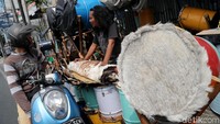 Pedagang menjual bedug dengan berbagai macam ukuran.