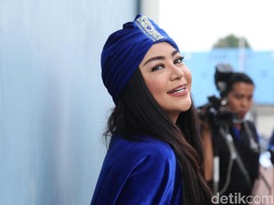 Dekat Pengusaha Kalimantan, Annisa Bahar Tegaskan Bukan Berondong