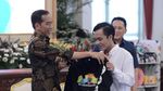 Momen Bona Pencolek Jokowi Dihadiahi Jaket Asian Games di Istana