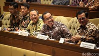 Pratikno dan Pramono Anung tersenyum di sela-sela rapat dengan Komisi II DPR.
