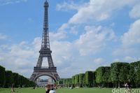 Menikmati Eiffel dari taman-taman di sekitarnya