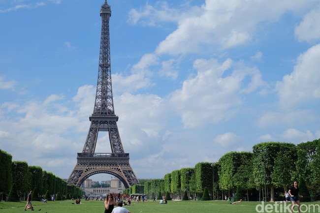 Area favorit untuk memotret Menara Eiffel, Taman Champ de Mars. Pada musim panas seperti saat ini, lokasi tersebut penuh oleh warga lokal dan wisatawan yang bersantai. Foto: Daniel Ngantung/Wolipop