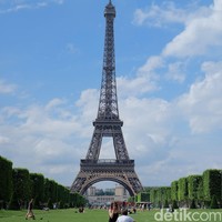 Area favorit untuk memotret Menara Eiffel, Taman Champ de Mars. Pada musim panas seperti saat ini, lokasi tersebut penuh oleh warga lokal dan wisatawan yang bersantai. Foto: Daniel Ngantung/Wolipop