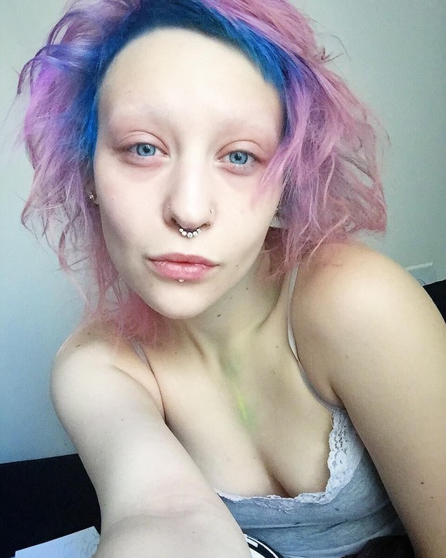 Ini tampilannya tanpa makeup tebal. Foto: Instagram Toshi Salvino