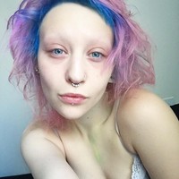 Ini tampilannya tanpa makeup tebal. Foto: Instagram Toshi Salvino