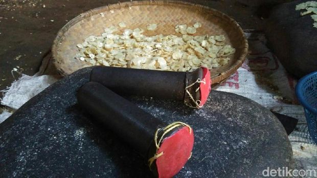 Palu genggam untuk menumbuk biji melinjo.