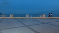 Foto: Sekedar merenung di tepi Laut Kaspia juga asyik dilakukan di Baku Boulevard (Nograhany WK/detikcom)