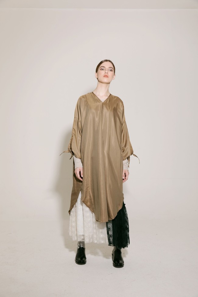 Brand IKYK menghadirkan koleksi khusus Lebaran. Salah satu yang direkomendasi adalah LIGHT MOCHA TUNIC seharga Rp 900 ribu berikut. Busana berbahan katun polyester ini akan nyaman dipakai saat silahturahmi Lebaran. Foto: Ikyk-shop