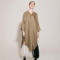 Brand IKYK menghadirkan koleksi khusus Lebaran. Salah satu yang direkomendasi adalah LIGHT MOCHA TUNIC seharga Rp 900 ribu berikut. Busana berbahan katun polyester ini akan nyaman dipakai saat silahturahmi Lebaran. Foto: Ikyk-shop
