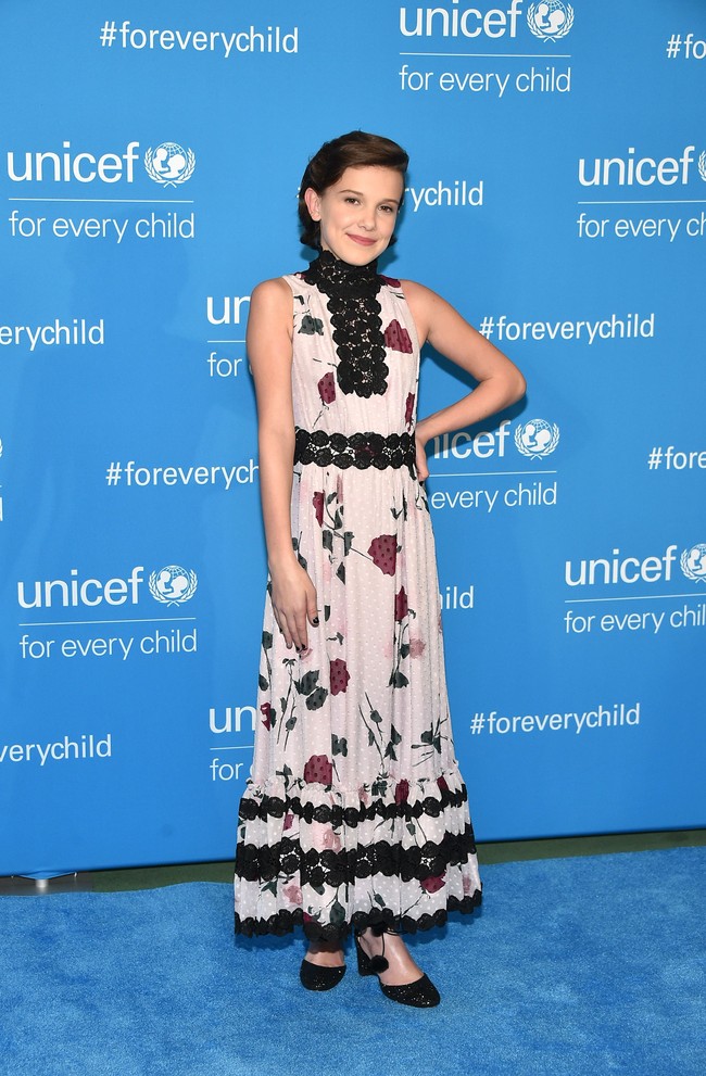Aktris Stranger Things, Millie Bobby Brown berbalut gaun kate Spade di salah satu penampilannya di karpet merah. Foto: Dok. Getty Images