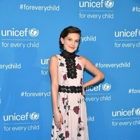 Aktris Stranger Things, Millie Bobby Brown berbalut gaun kate Spade di salah satu penampilannya di karpet merah. Foto: Dok. Getty Images