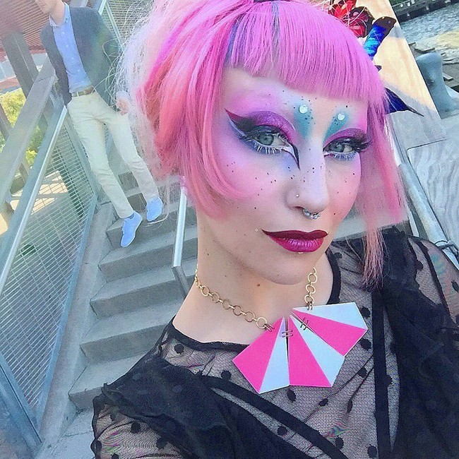Tak hanya makeup, Toshi juga melengkapi tampilan bonekanya dengan busana ala Harajuku. Wanita 24 tahun itu memang terinspirasi gaya Harajuku yang membuat rela menghabiskan waktu berjam-jam untuk berdandan. Foto: Instagram Toshi Salvino