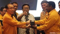 Wakil Ketua Umum Benny Pasaribu menyerahkan alat komunikasi berupa handphone kepada ketua DPD Papua disaksikan oleh OSO.