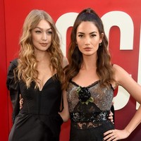 Lily menggunakan gaun hitam transparan dengan detail bling-bling di area dadanya. Foto: Getty Images