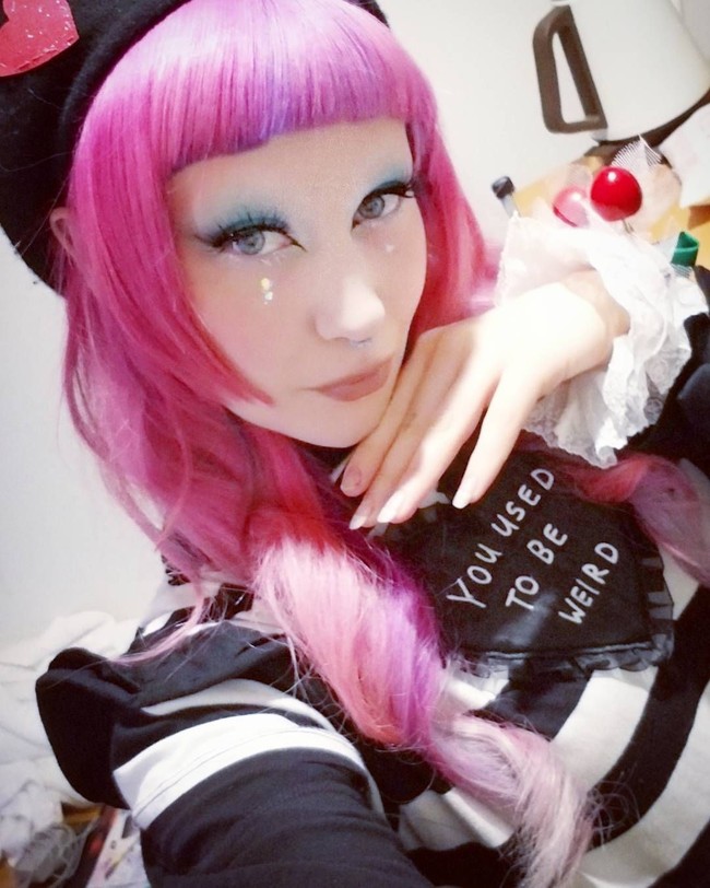 Untuk tampil ala whimsical secara maksimal, Toshi juga sering gonta-ganti warna rambut, mulai dari silver, pelangi hingga berbagai variasi pink. Foto: Instagram Toshi Salvino