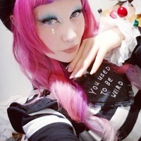 Untuk tampil ala whimsical secara maksimal, Toshi juga sering gonta-ganti warna rambut, mulai dari silver, pelangi hingga berbagai variasi pink. Foto: Instagram Toshi Salvino