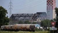 Terjadi ledakan di sebuah silo gandum di kota Strasbourg, Perancis Timur (6/6/2018). Ledakan ini membakar satu area penyimpanan gandum dan melukai sedikitnya 4 orang. Vincent Kessler/Reuters.