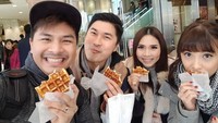  Makan waffle. Glenn sekeluarga kompak dengan gayanya yang lucu. Foto: Instagram @glennalinskie