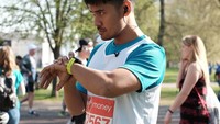 Saking sukanya dengan lari, ia pun sampai mengikuti marathon di London! (Foto: Instagram/chicco.jerikho)