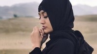 Penampilannya dengan hijab saat melaksanakan umrah. Dok. Instagram/sitibadriahh