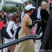 Pengunjung Roland Garros 2018 yang satu ini mencoba tampil beda dengan  off-shoulder dress bermotif bunga, yang dipasangkan dengan fanny-pack hitam, topi baseball putih, serta sneakers putih.  Foto: Daniel Ngantung/Wolipop