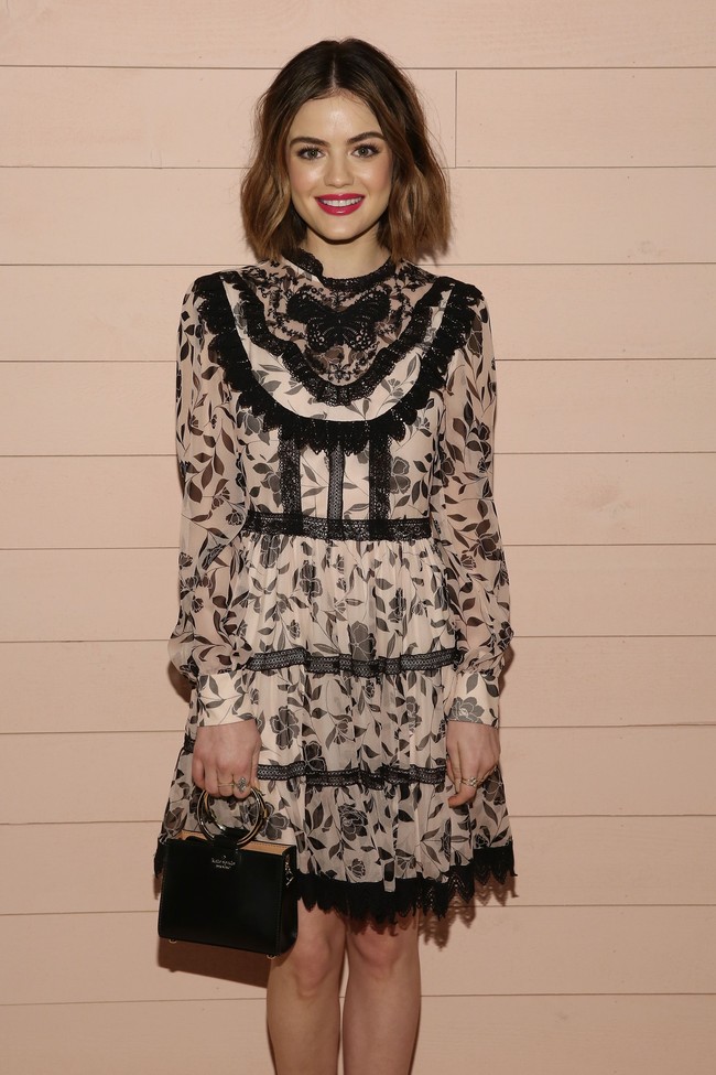 Lucy Hale mengenakan gaun Kate Spade dan tas kecil dengan ring perak ini adalah tren di 2018. Foto: Dok. Getty Images