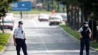 Polisi dan petugas pemadam kebakaran masih menyisir lokasi kejadian untuk mengungkap penyebab ledakan tersebut. Vincent Kessler/Reuters.
