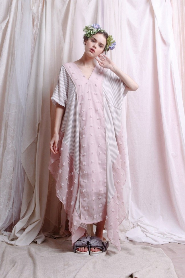 Tak hanya e-commerce, sejumlah brand lokal juga menawarkan busana bernuansa Lebaran. Seperti Monday to Sunday yang menyediakan dress serupa kaftan bernuansa manis romantis berikut. CHRISSY DRESS CREAM / PINK itu bisa dimiliki seharga Rp 750 ribu. Foto: Mondaytosundaystore.