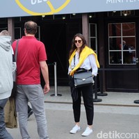 Sneakers putih menjadi alas kaki andalan hampir semua penikmat tenis perempuan di Roland Garros 2018. Wanita ini memberikan look yang berbeda pada Converse putihnya dengan padanan gaya monokrom dengan sentuhan warna kuning terang dari sweater-nya.  Foto: Daniel Ngantung/Wolipop
