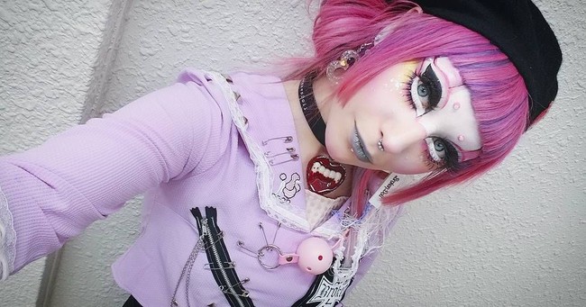 Ini tampilan Toshi saat berdandan menjadi boneka Harajuku. Bukan untuk cosplay, itu adalah penampilan keseharian Toshi. Foto: Instagram Toshi Salvino