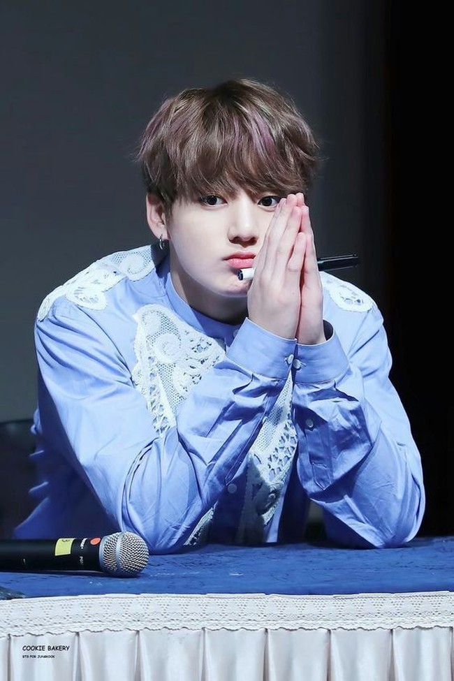 Pakai baju koko ini, kira-kira Jungkook lagi mikirin apa ya? Foto: Istimewa