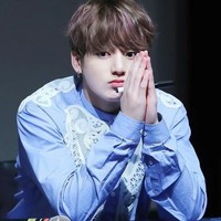 Pakai baju koko ini, kira-kira Jungkook lagi mikirin apa ya? Foto: Istimewa
