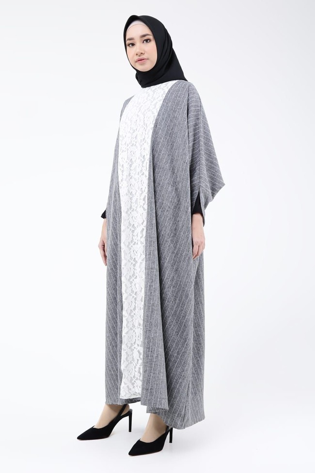 Situs belanja Hijup juga menyediakan beragam opsi kaftan. Opsi yang patut dilirik adalah kaftan abu-abu dengan aksen renda putih berikut. Raffa Kaftan dari brand Mannequina ini dijual Rp 420 ribuan. Foto: Hijup