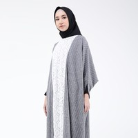 Situs belanja Hijup juga menyediakan beragam opsi kaftan. Opsi yang patut dilirik adalah kaftan abu-abu dengan aksen renda putih berikut. Raffa Kaftan dari brand Mannequina ini dijual Rp 420 ribuan. Foto: Hijup