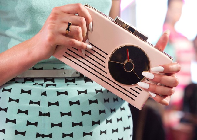 Di 2012, Kate Spade merilis tas yang bahkan tak tampak seperti tas. Misalnya berbentuk radio, kacamata hingga inspirasi komik. Foto: Dok. Getty Images
