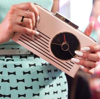 Di 2012, Kate Spade merilis tas yang bahkan tak tampak seperti tas. Misalnya berbentuk radio, kacamata hingga inspirasi komik. Foto: Dok. Getty Images